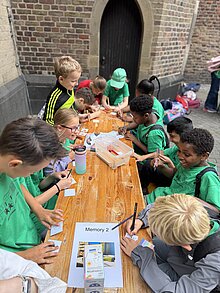 Foto: Kinder basteln ein Klassenmemory.
