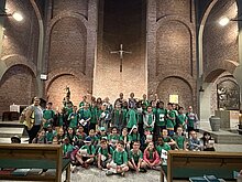 Foto: Alle Kinder unserer Jahrgänge 2-4 zum Auftaktfoto in der 1. Kirche St. Albertus Magnus in Golzheim
