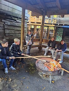 Foto Kinder mit Stockbrot