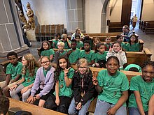 Foto: Kinder warten auf den Abschlussgottesdienst in St. Lambertugs.