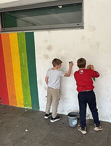 Foto zwei Jungs putzen die Wand