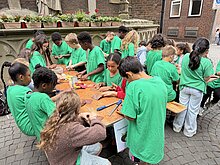 Foto: Kinder stellen ein Pilgerabzeichen her.