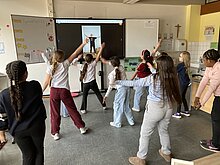 Foto Tanz AG vor Whiteboard