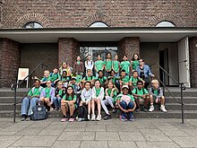 Foto: 30 Kinder des Jahrgang drei treffen sich vor unserer Kirche St. Antonius in Hassels.