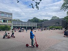 Foto Kinder mit Fahrzeugen auf dem Schulhof