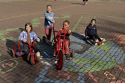 Foto Kinder mit Fahrzeugen