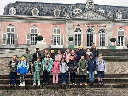 Klasse 2b vor dem Schloss