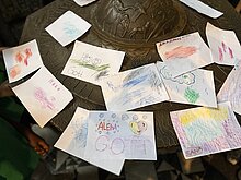 Foto: Hier sieht man die Ergebnisse der Kinder zum Taufbecken in der Kirche St. Lambertus.