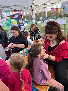 Foto Kinder werden an unserem Stand geschminkt. 