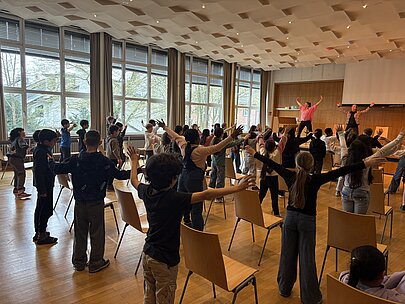 Foto Kinder und Lehrer tanzen