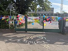 Foto: das Schultor wurde feierlich geschmückt. 