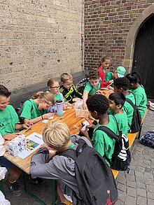 Foto: Kinder basteln ihr eigenes Memory.