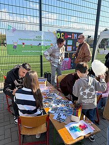 Foto Kinder bekommen an unserem Stand ein Glitzertattoo.