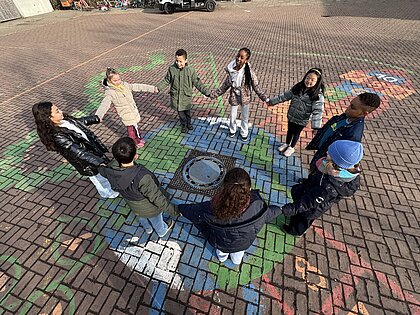 Foto Schüler auf Schulhof