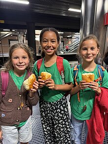 Foto: Kinder stärken sich nach der Wallfahrt mit einem leckeren selbstgebackenen Brot.