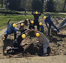 Foto: Kinder auf dem Spielplatz in den Osterferien mit der OGS