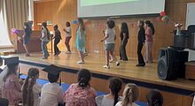 Foto: die Tanz-AG tanzt auf der Bühne der Aula zu Lush-Life