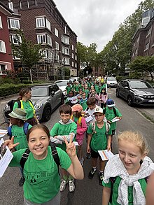 Foto: Die Kinder pilgern los.