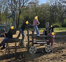 Foto Kinder klettern auf dem Spielplatz.