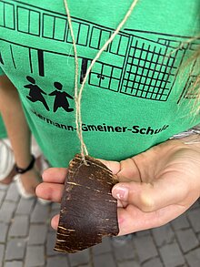 Foto: Das Pilgerabzeichen kann als Kette getragen werden.